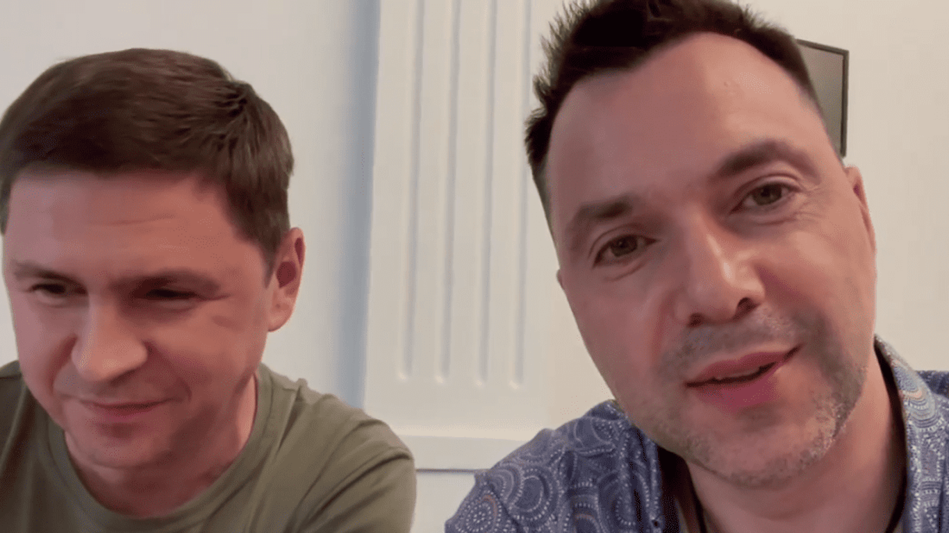 "Мочитимемо один одного": Подоляк і Арестович у новому відео оголосили між собою "війну"