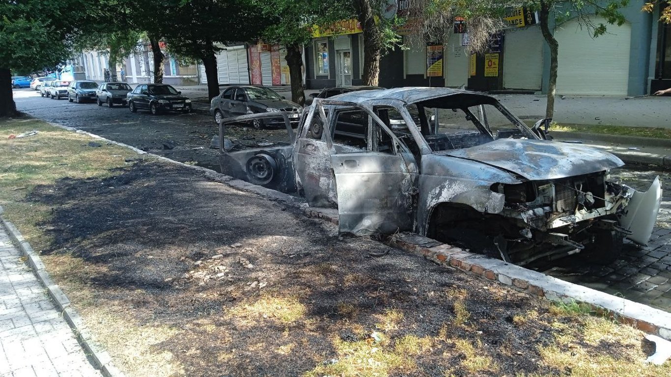 В Бердянске взорвали авто местного "коменданта" Бардина, он в тяжелом состоянии (фото, видео)
