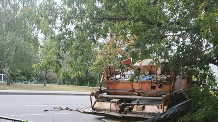 В Харькове строители "уронили" асфальтоукладчик прямо на дорогу. Видео - 285x160