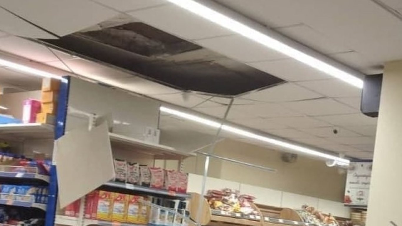 АТБ Киев - в одном из магазинов обрушился потолок - фото