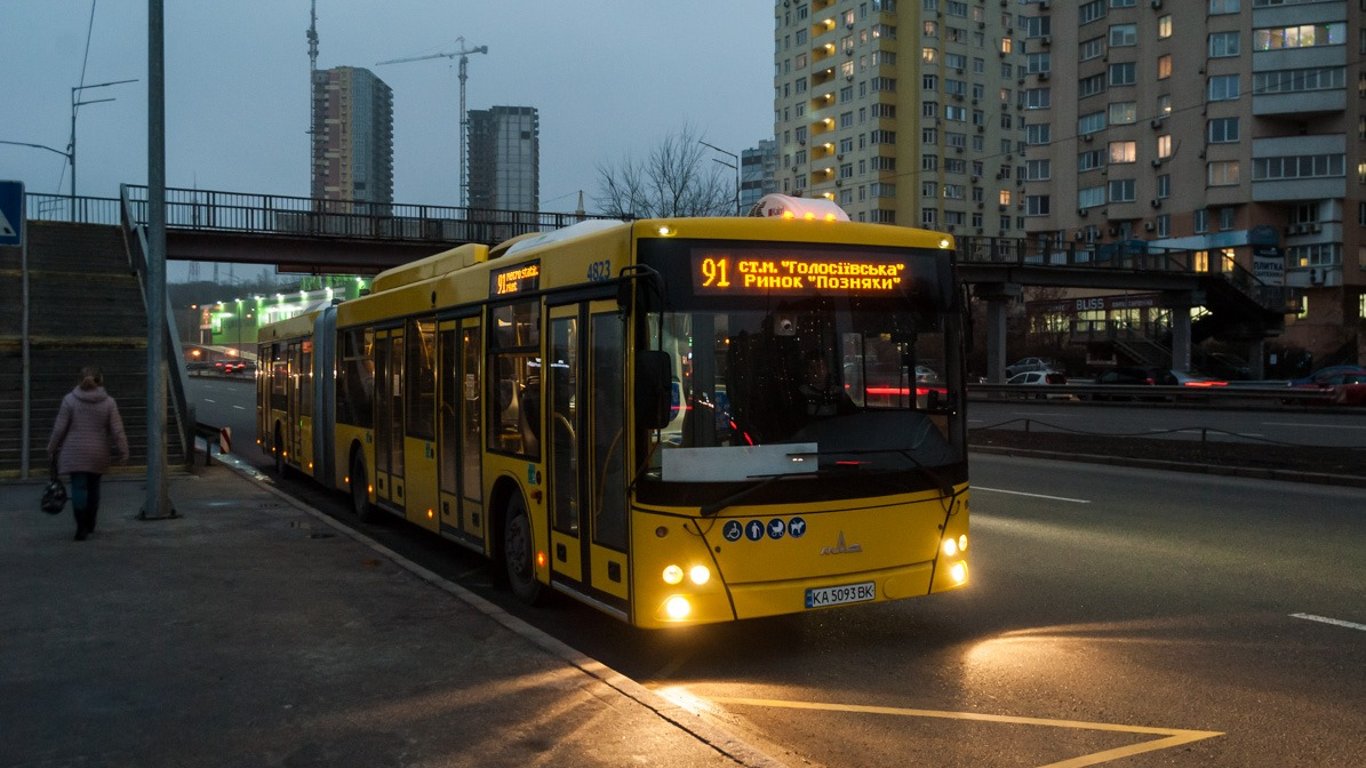Контролеры в киевском автобусе убегали от пассажира