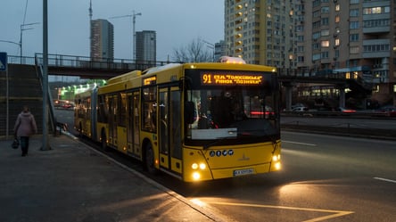 Не на того нарвалися: у Києві кондуктори "тікали" від пасажира автобусу - 285x160