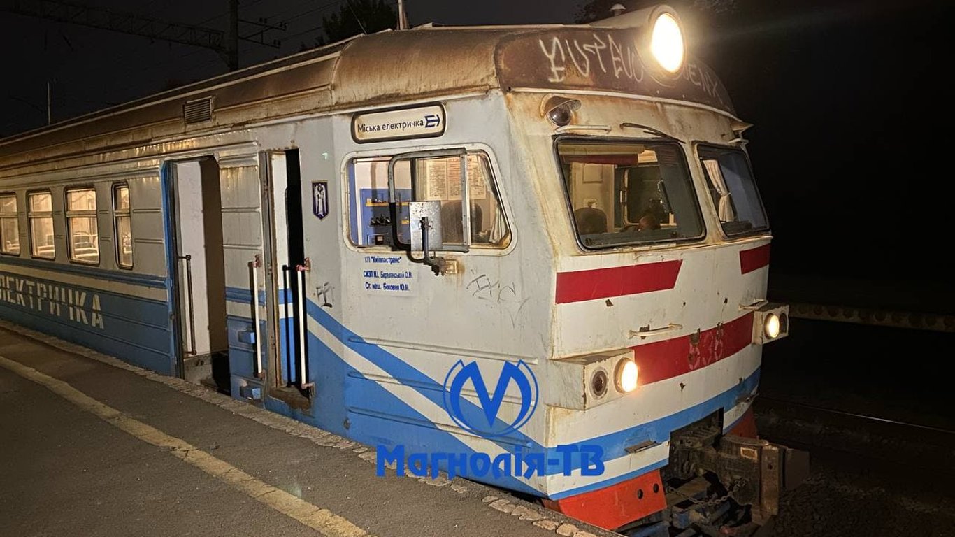 Потяг міської електрички в Києві збив людину - всі подробиці
