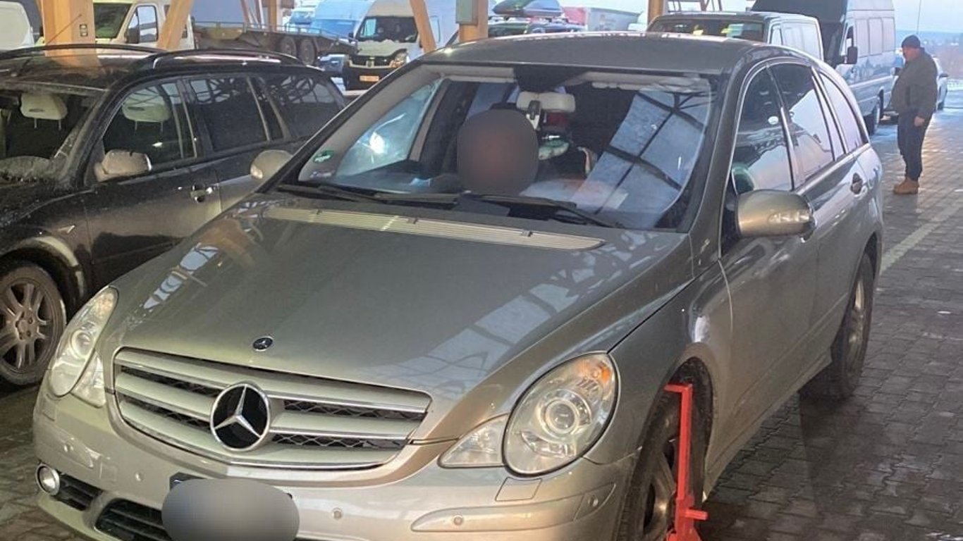 На Львівщині знайшли авто, викрадене в Італії - фото
