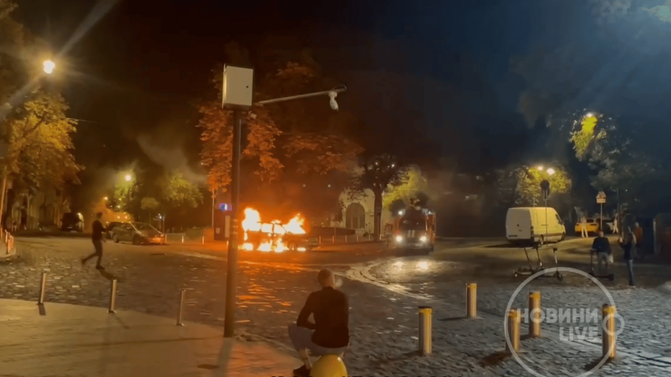 На Подоле в Киеве ночью дотла сгорело авто - видео