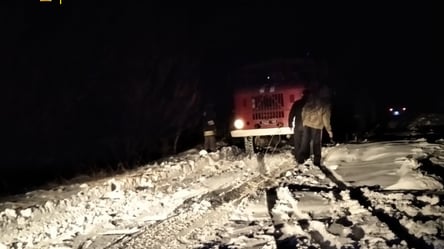 На Львовщине тросом вытаскивали автобус, который влетел в кювет: фото и подробности инцидента - 285x160