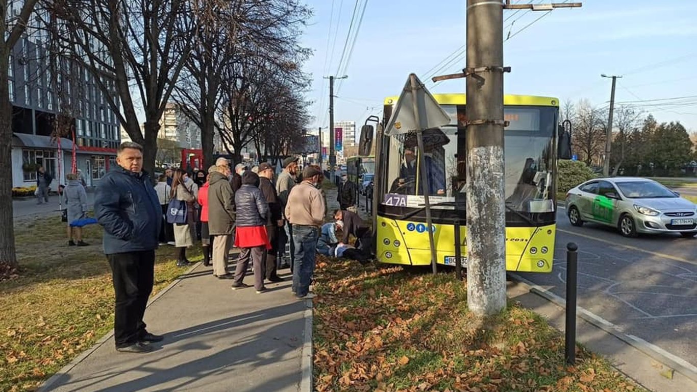 Во Львове во время движения автобуса погиб водитель