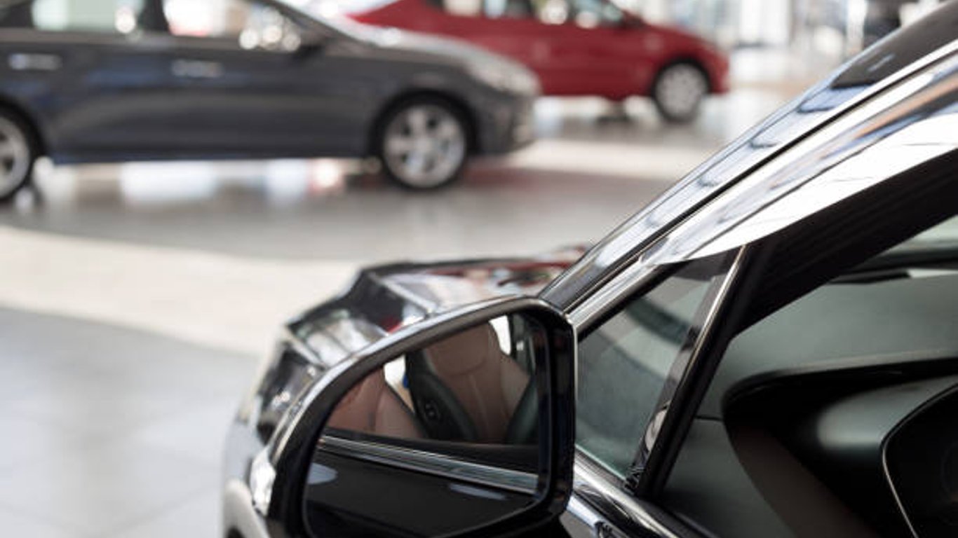 В Харькове орудуют автоворы – воры снимают зеркала с автомобилей