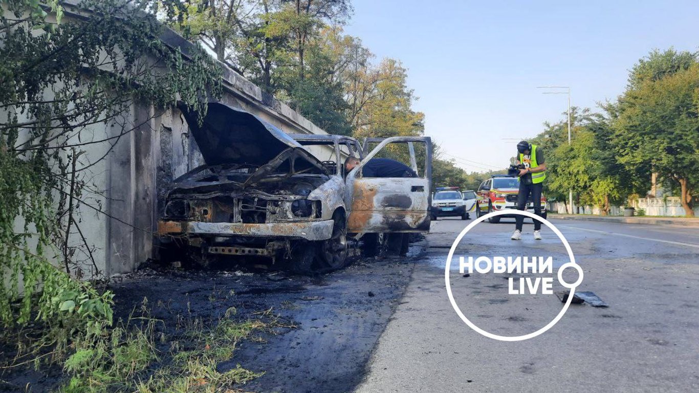 Позашляховик згорів дотла у Києві, але водій встиг вистрибнути - відео