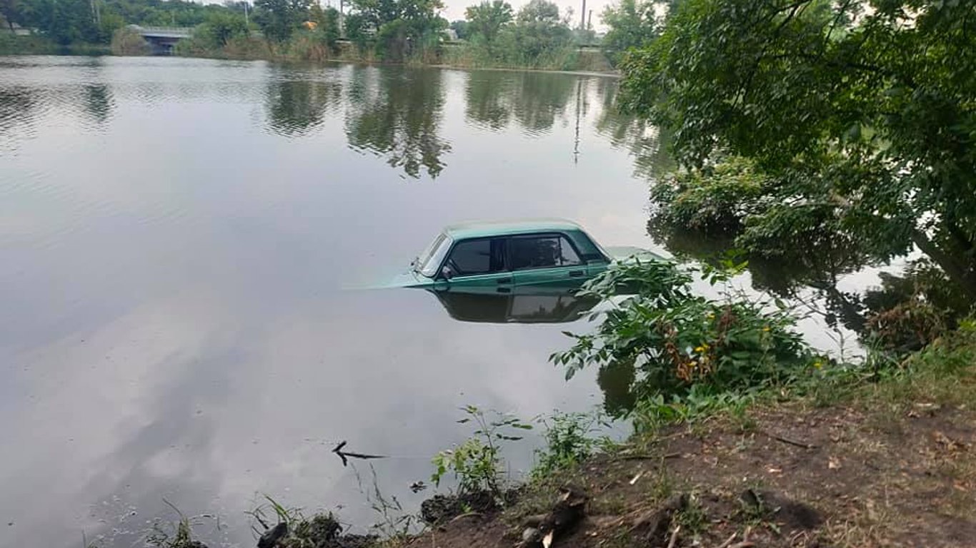 На Харьковщине автомобиль "ушел" под воду в реку Лозовая - Фото