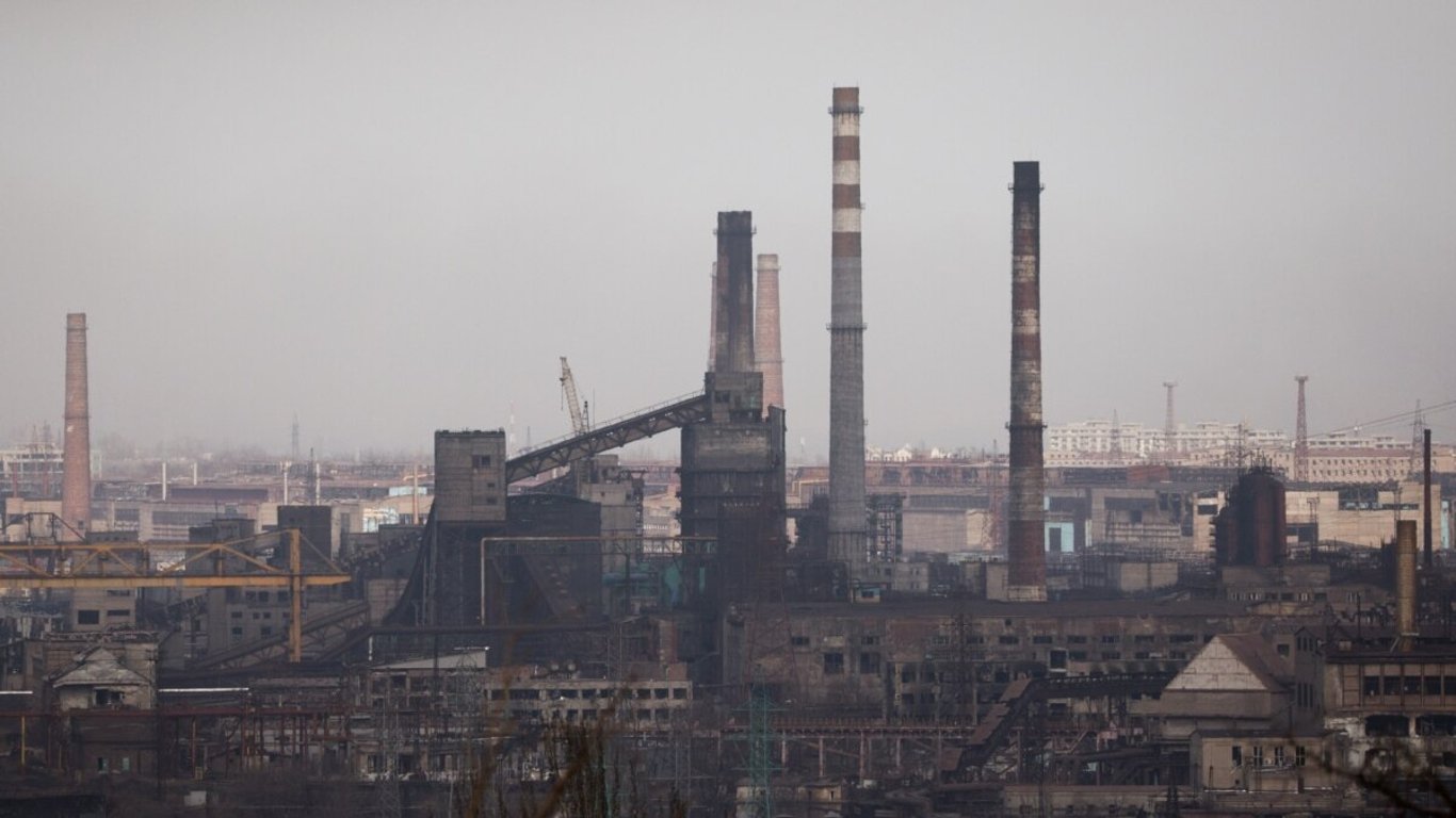 Завод "Азовсталь" майже повністю розбомблений, під завалами є люди – "Азов"