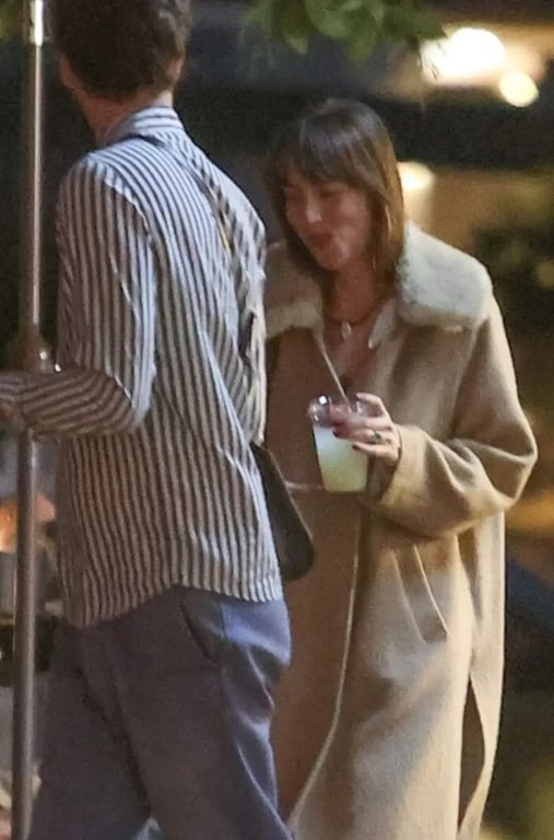 Дакота Джонсон із обручкою на безіменному пальці