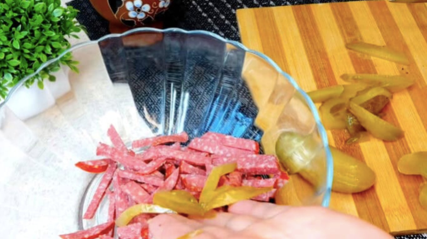 рецепт салату з копченою ковбасою та кукурудзою