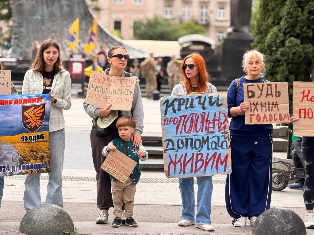 "Полон вбиває": у Львові рідні захисників вийшли на мітинг - фото 3