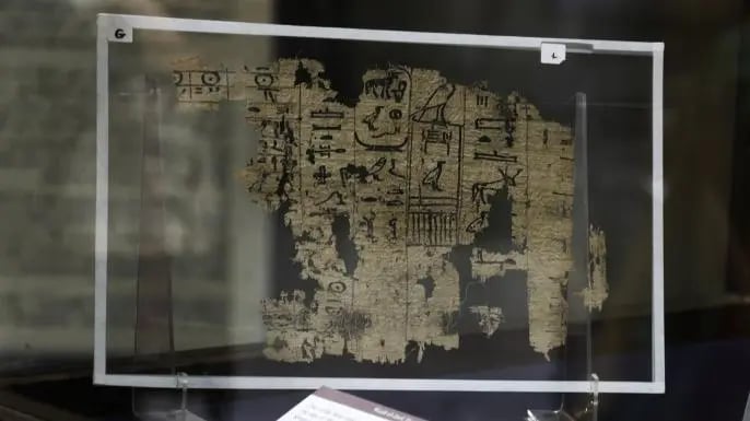 Ученые расшифровали древний папирус, раскрыв, кто и как построил египетские пирамиды.