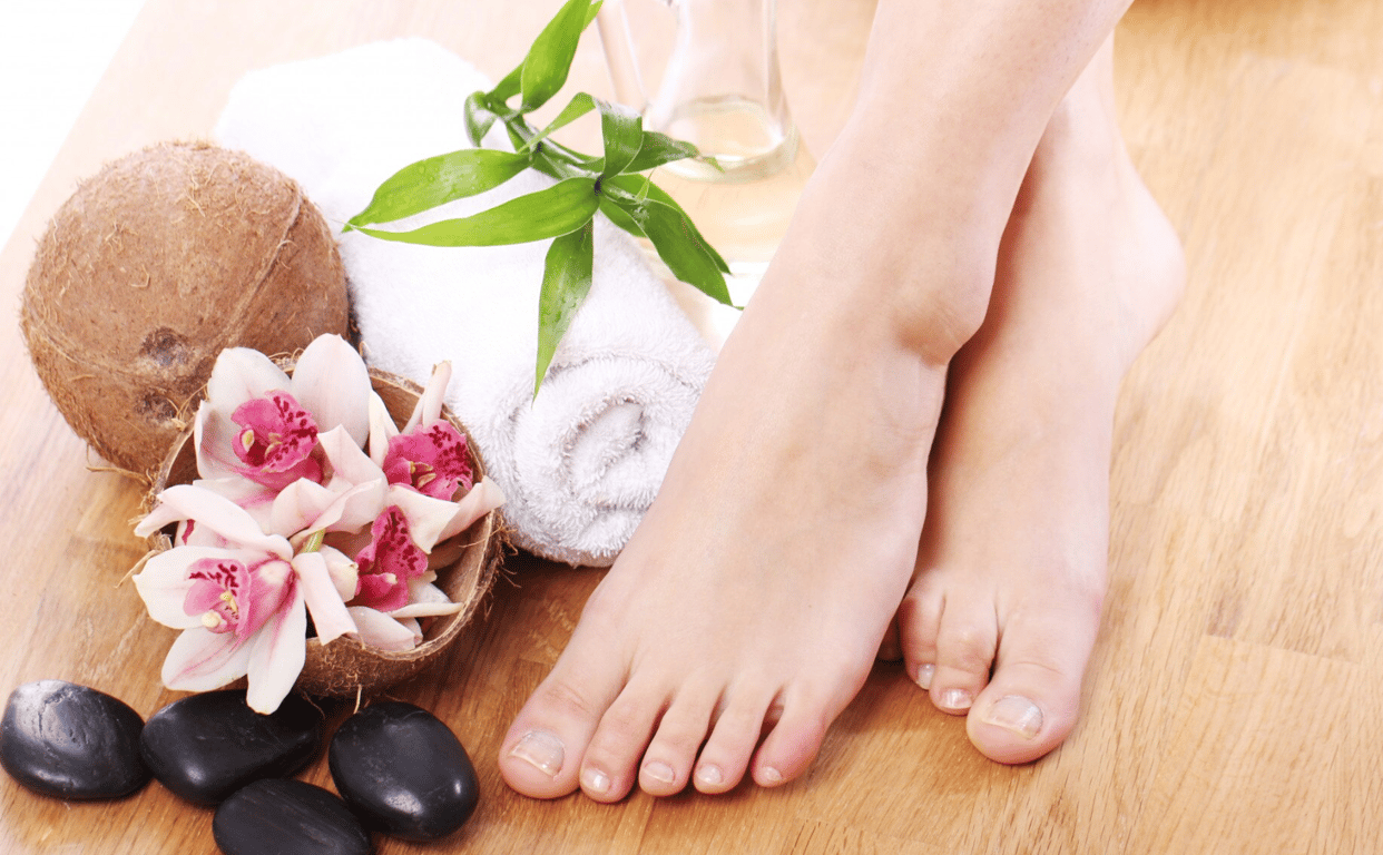 Доглянуті ніжки класний мають вигляд разом з літнім взуттям