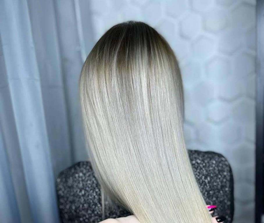 Darkened roots are now in fashion