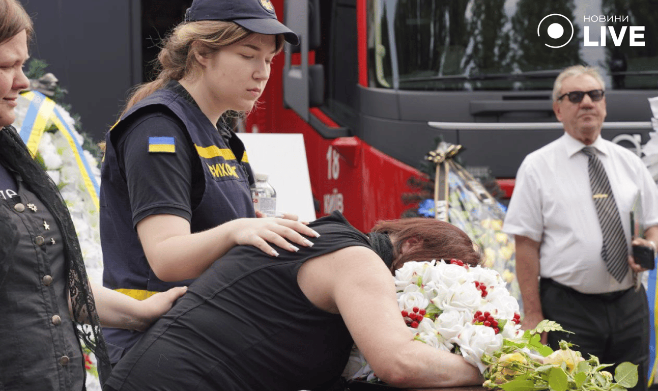 Рідні прощаються з загиблими рятувальниками