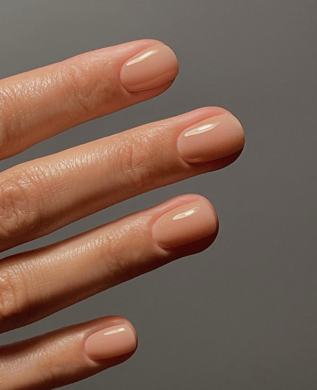 Бежевые оттенки в маникюре выглядят естественно.