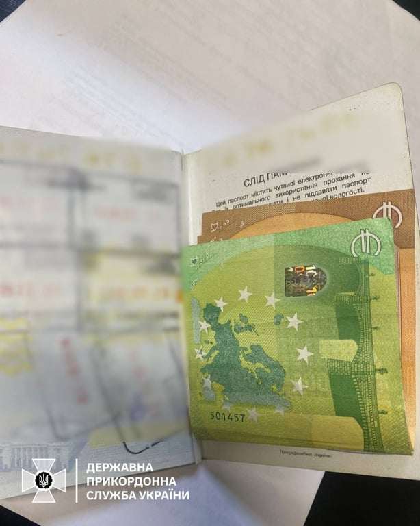 Чоловік намагався за хабар перетнути кордон