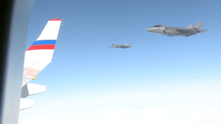 Истребители США F-22 сопроводили Путина в Россию — видео - 285x160