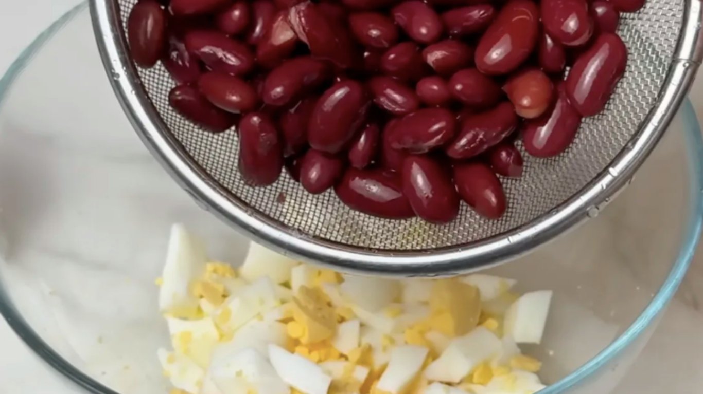 намазка на хліб з квасолею та яйцями