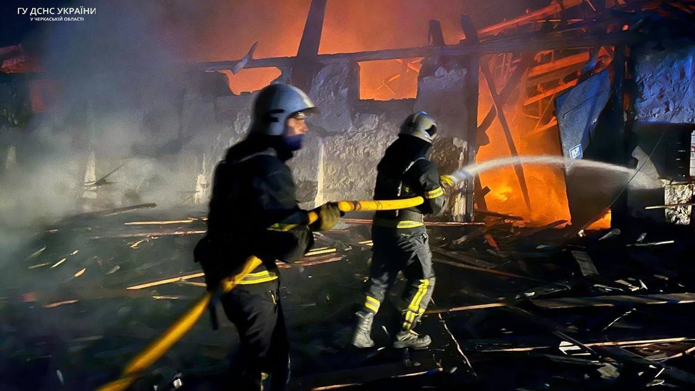 В Умані ворог поцілив у промисловий обʼєкт, виникла пожежа, — МВС