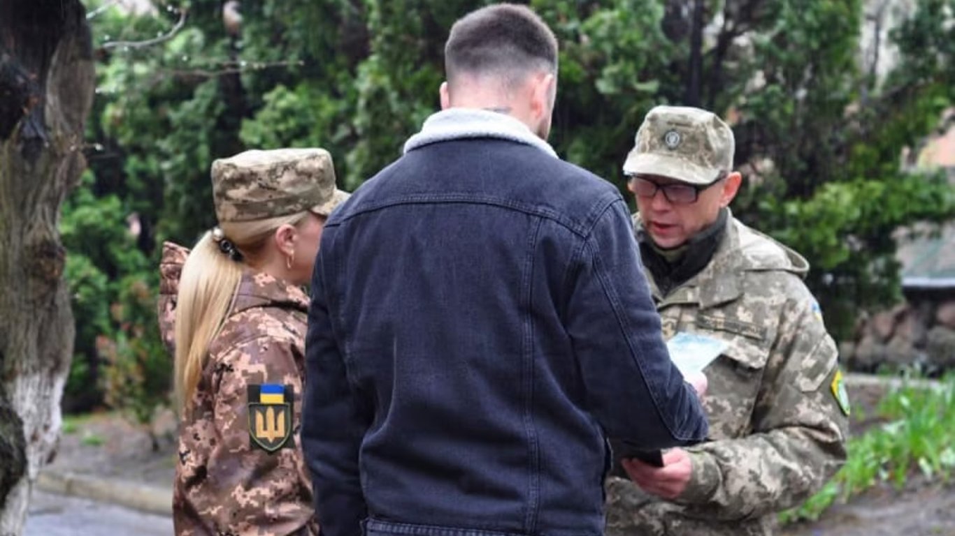 Что угрожает мужчинам за неявку по повестке и отказ от ВЛК — объяснение юристов