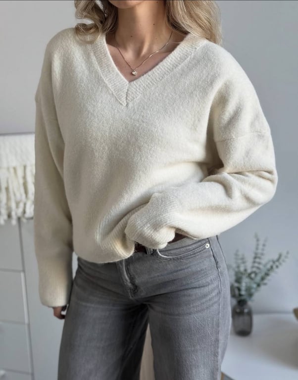 Светр з вирізом, що адаптувався під сучасні образи
