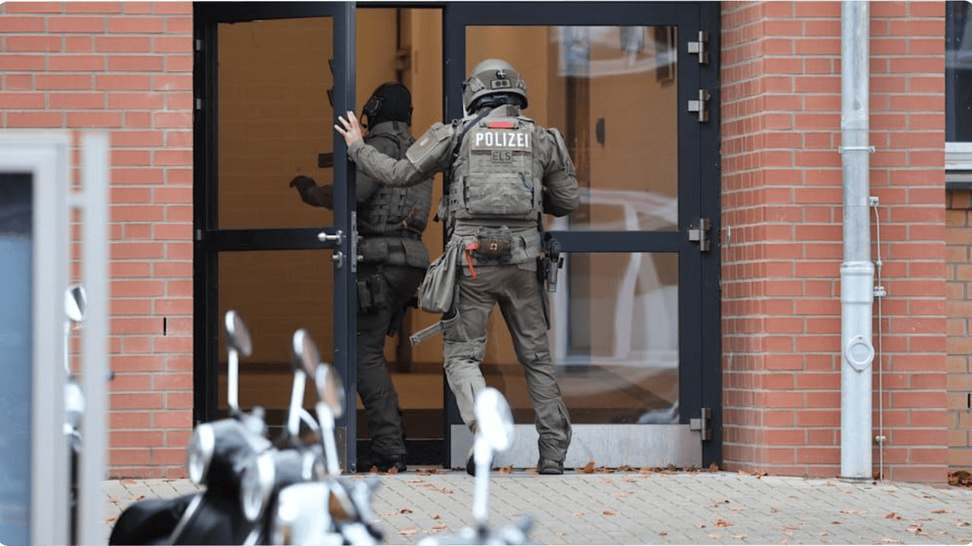 Двое вооруженных людей захватили школу в Гамбурге