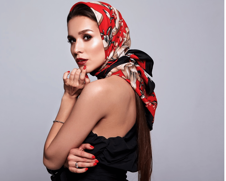 Шовкова хустка додасть грайливості будь-якому образу