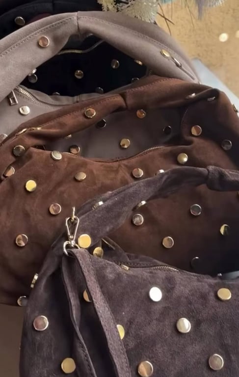 Сумки з металевими кнопками видають несмак власниці