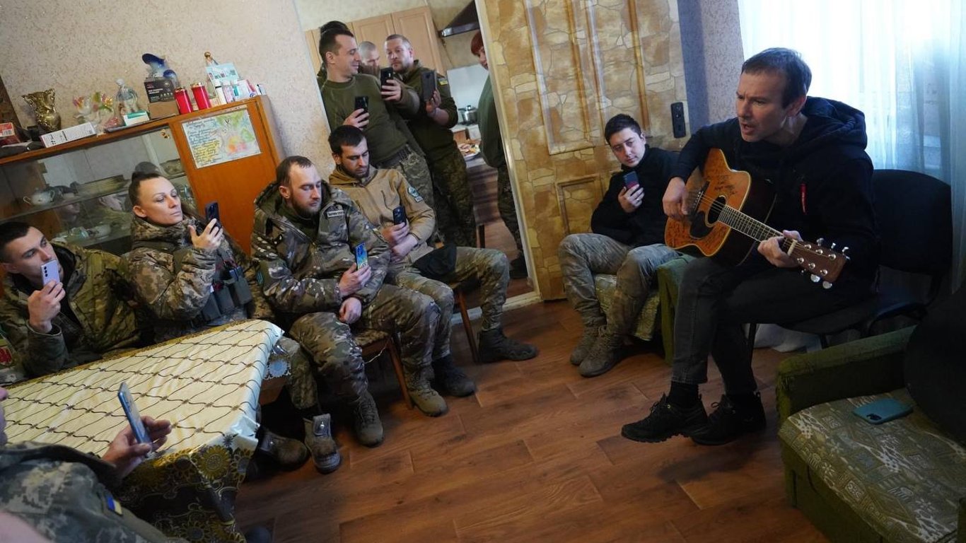 Вакарчук заспівав для одеських захисників Бахмута