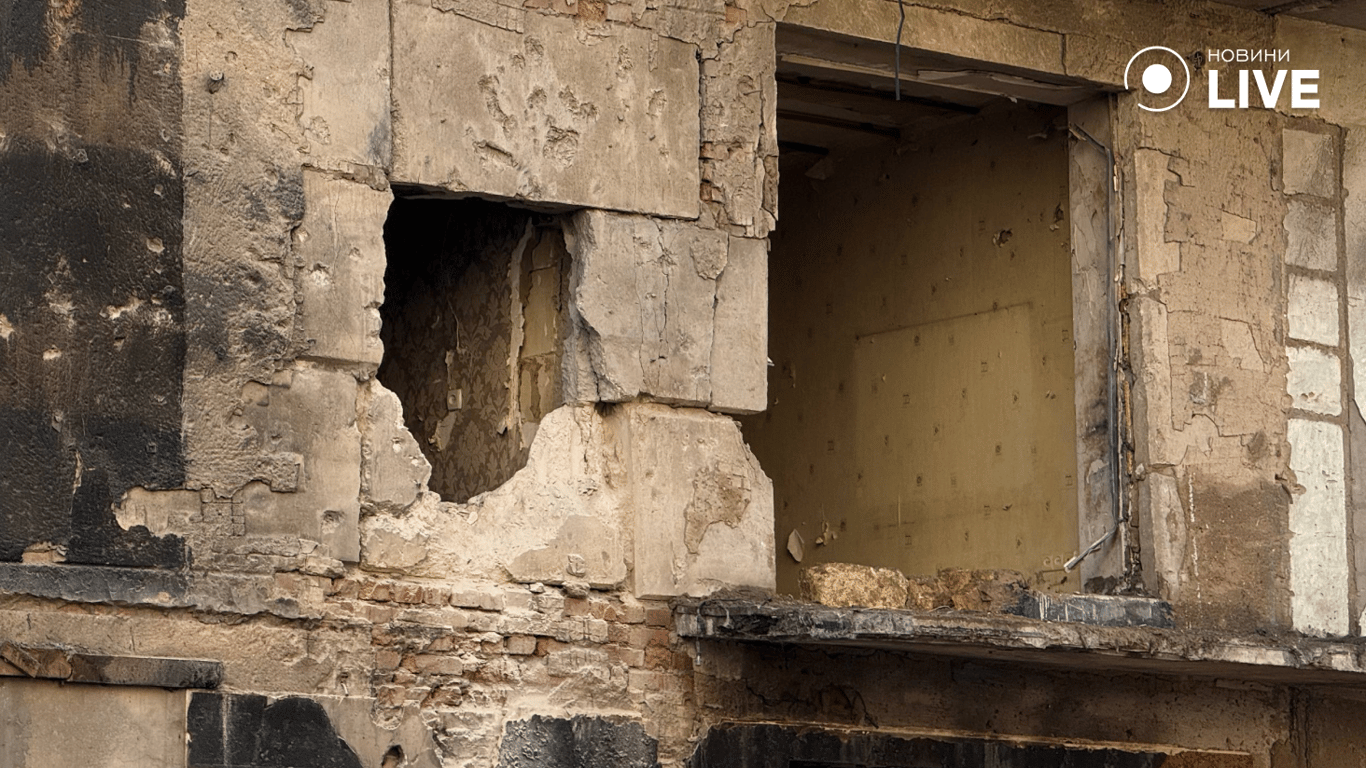 Зруйнована унаслідок обстрілу РФ квартира в будинку в Одесі