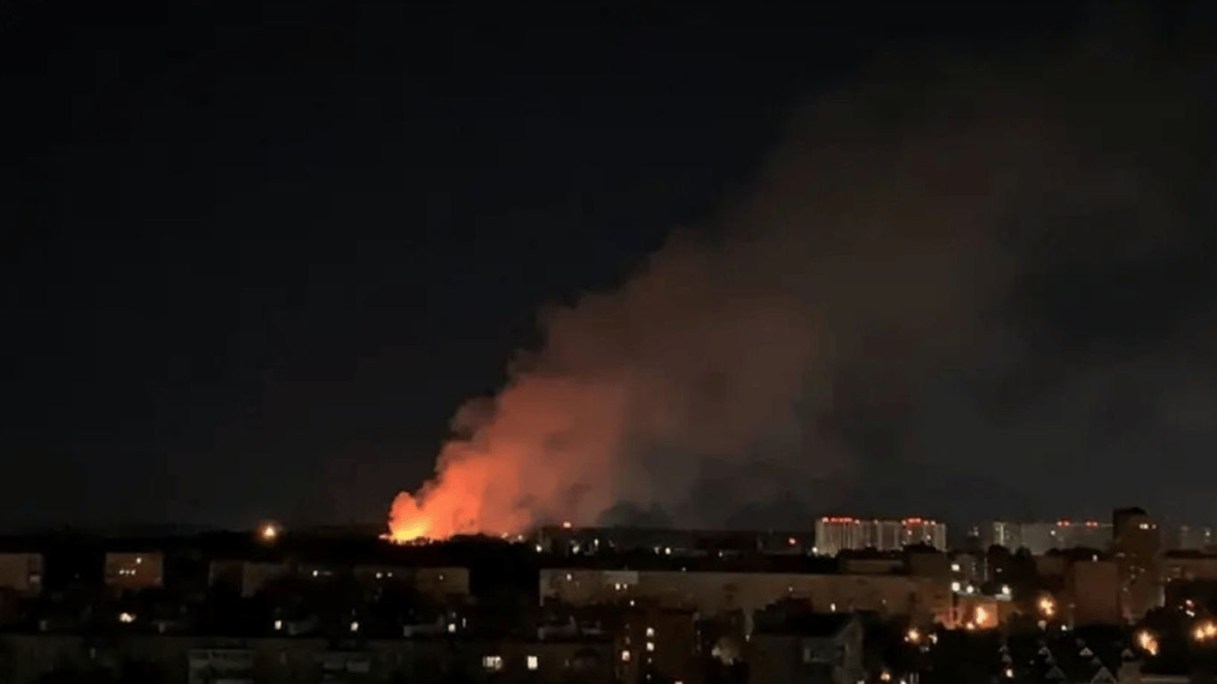 Під Москвою горить військова частина: масштабна пожежа