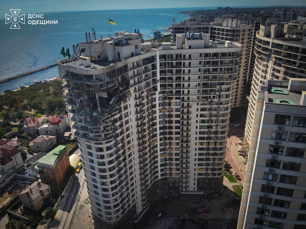 Пошкоджена багатоповерхівка в Одесі після російського удару