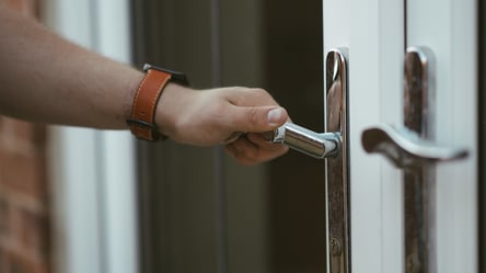 Когда соседи могут зайти в квартиру, если владельца нет дома - 285x160