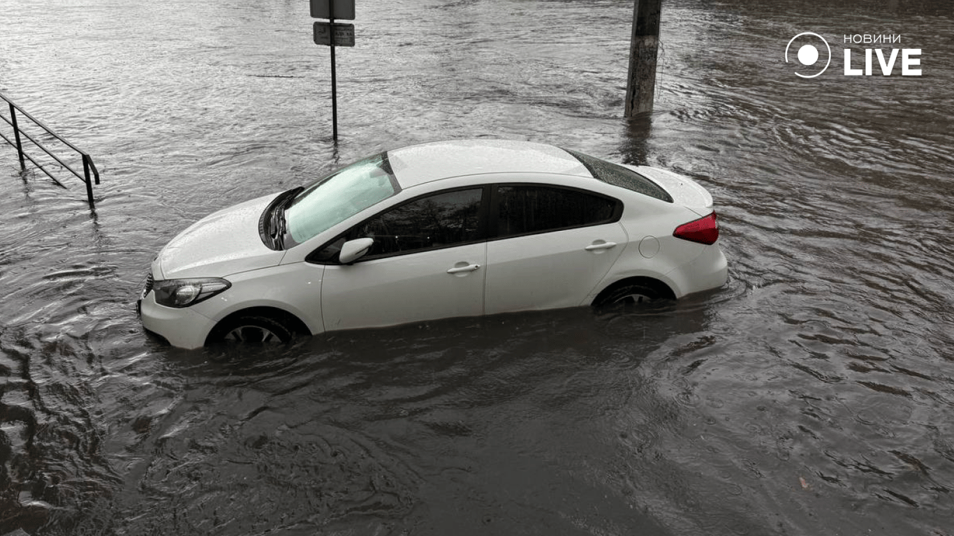 Машина в воді в Одесі