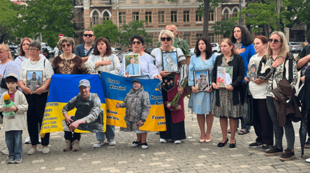 Вишиванки, сльози й лампадки: в Одесі вшанували пам'ять героїв - 290x166