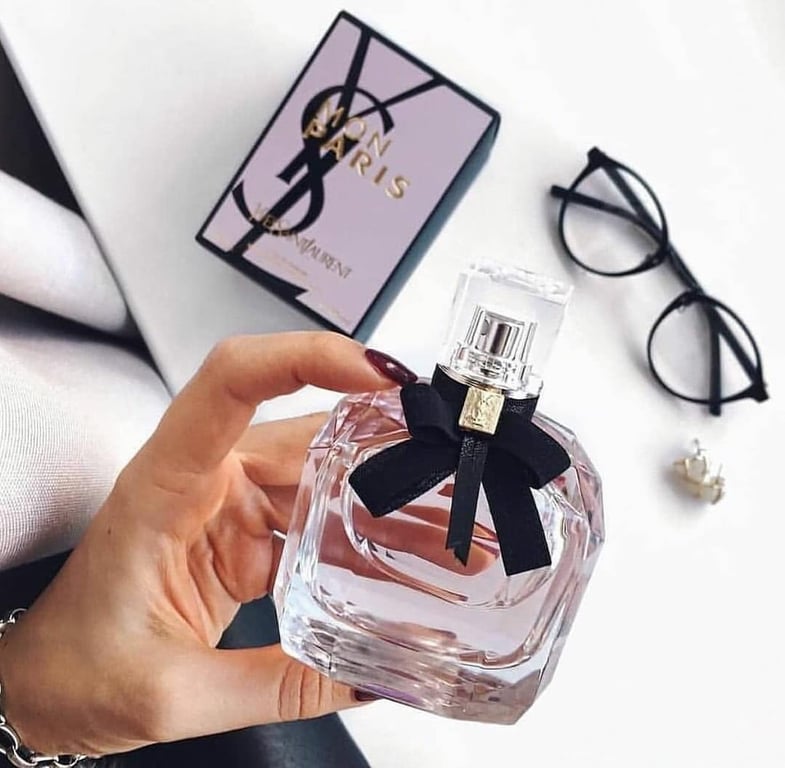 What does Yves Saint Laurent Mon Paris perfume smell like