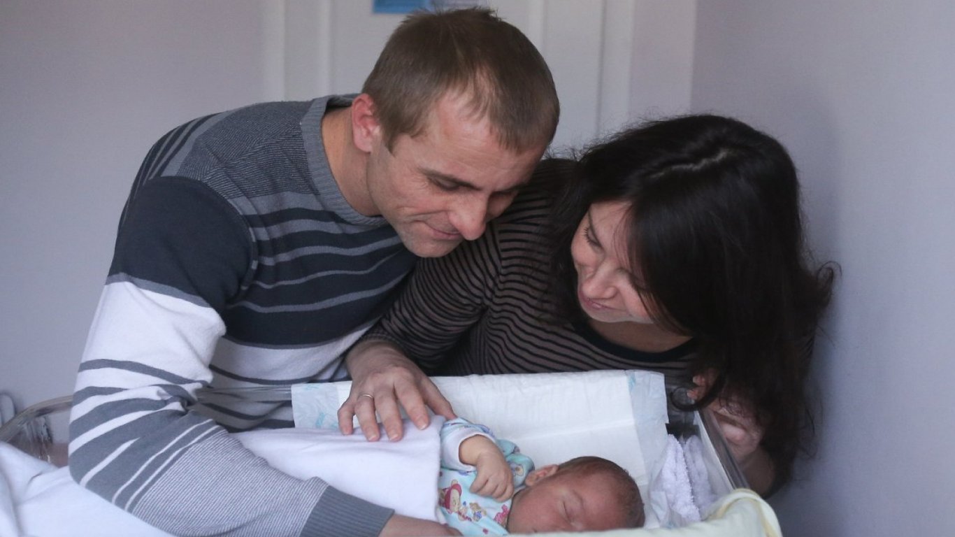 В Україні стрімко падає народжуваність — в МОЗ озвучили причини