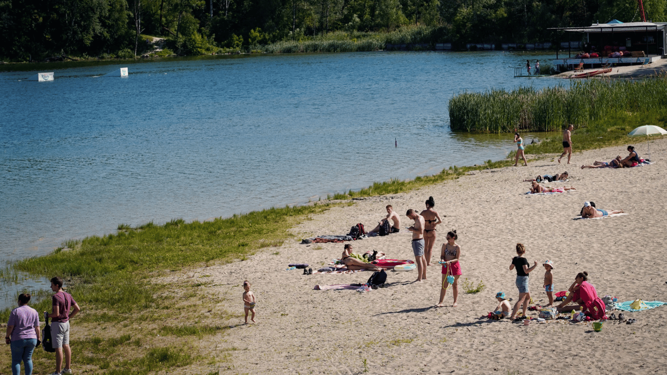 Пляжний сезон відкрито: де в Україні можна купатися
