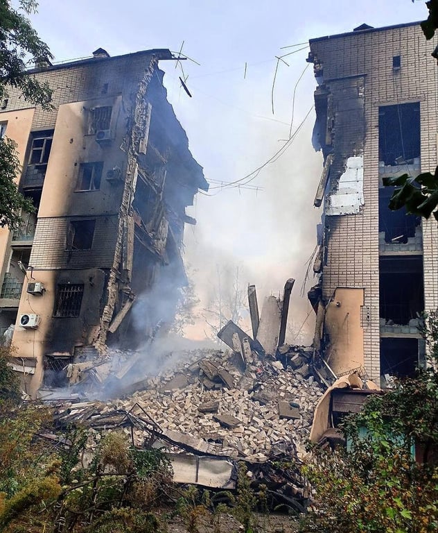 РФ зруйнувала під'їзд будинку в Херсоні та поранила трьох людей: деталі - фото 1