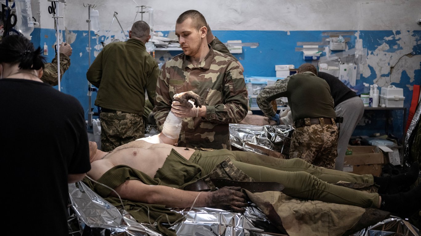 Як рятують поранених на війні - історія медика