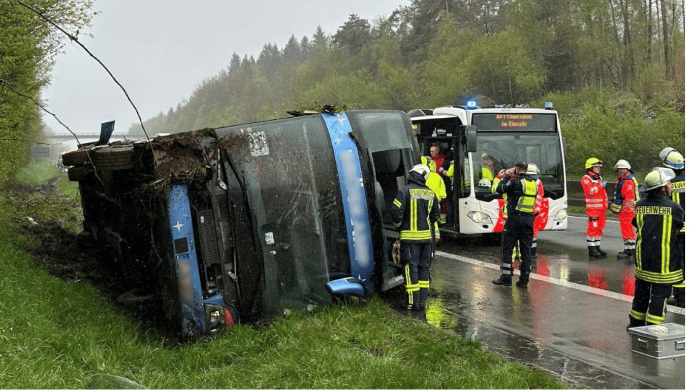 В Германии перевернулся автобус с учениками, есть 28 пострадавших