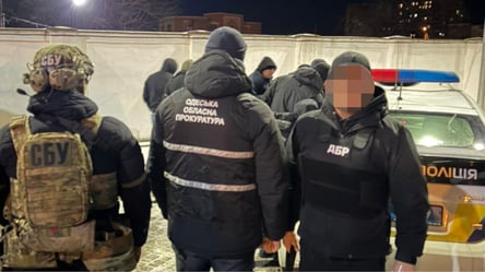 В Одессе полицейским грозит срок: зарабатывали на уклонистах - 290x166