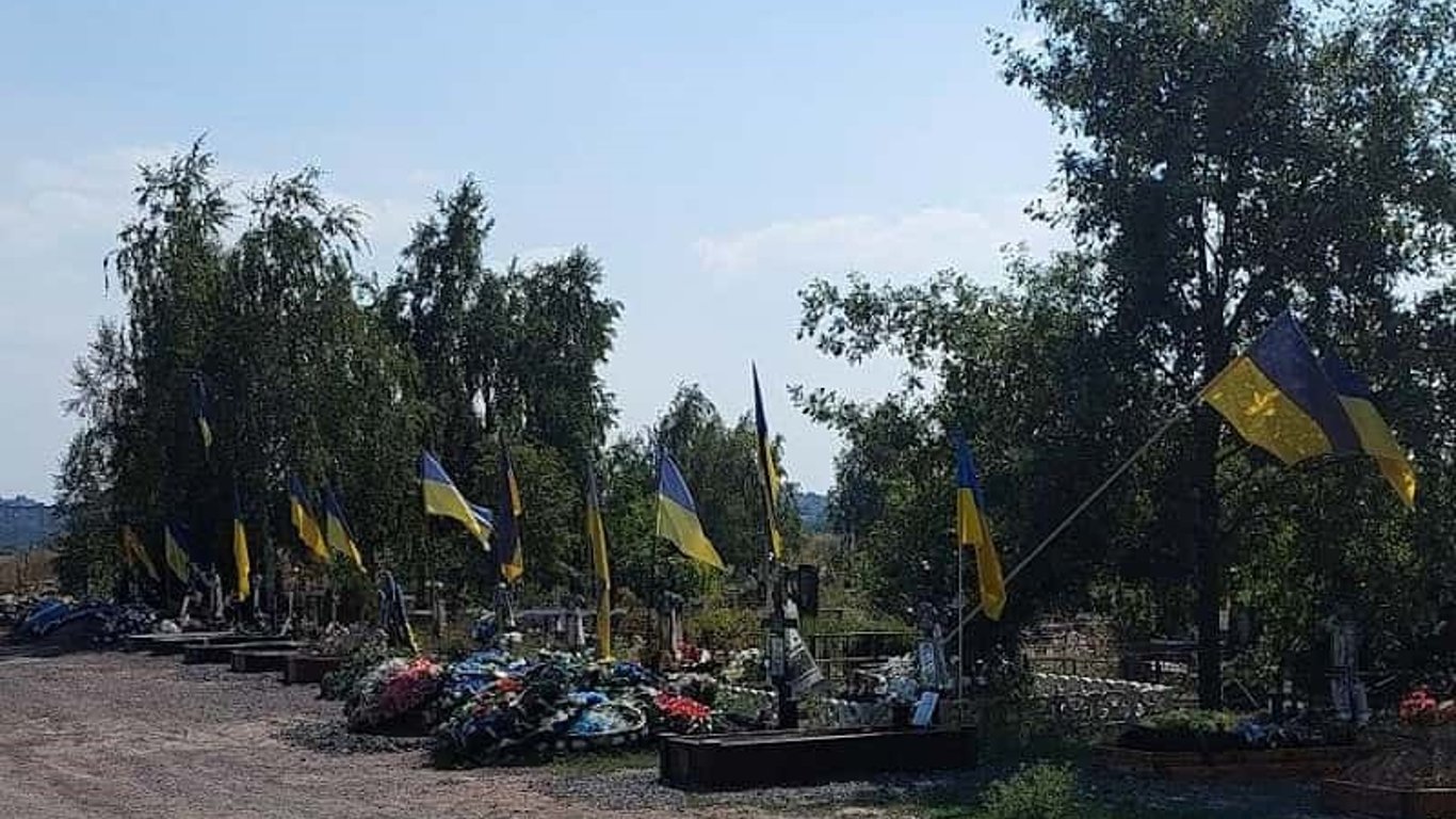Житель Кривого Рогу осквернив могили українських воїнів: за нього взялись правоохоронці