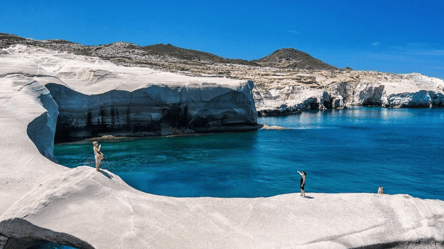 Невероятные пляжи с белыми пещерами — чем уникален остров Милос - 285x160