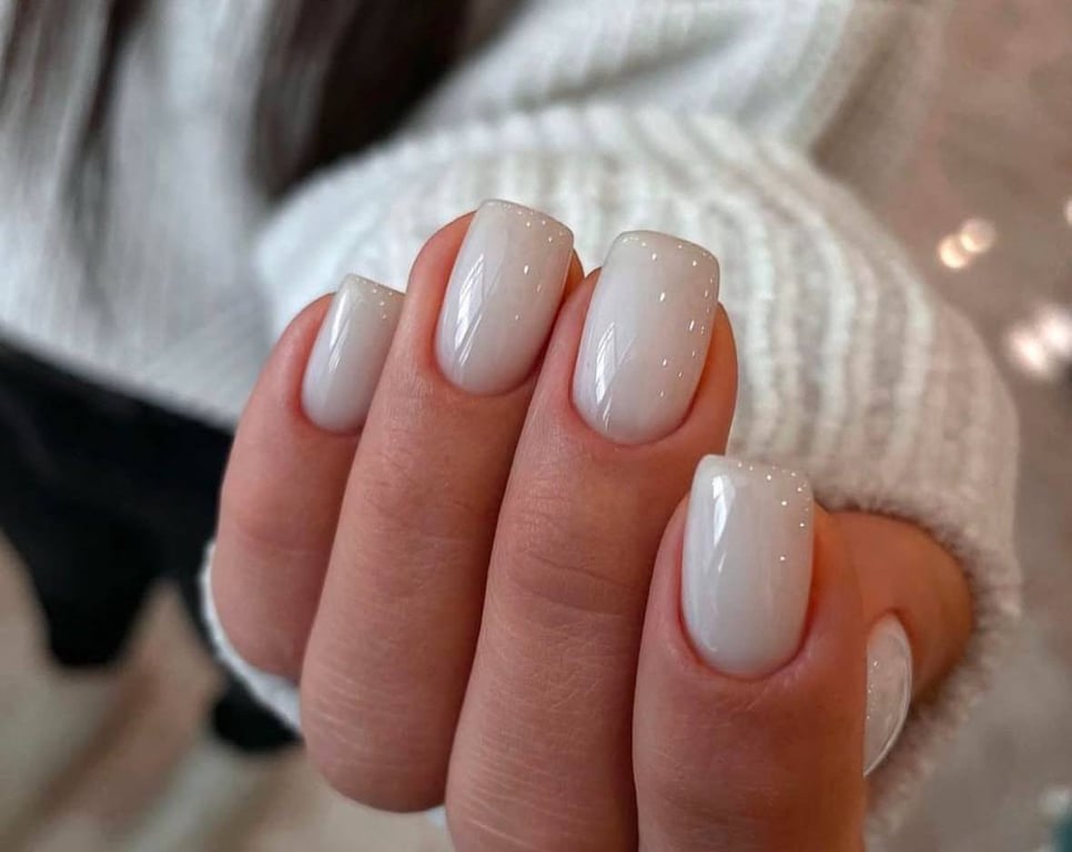 Молочний колір на нігтях має дуже елегантний вигляд