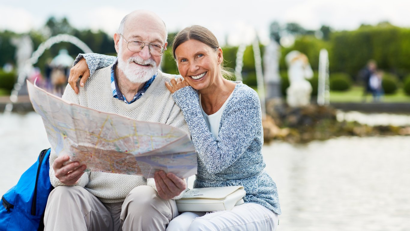 Где отдохнуть пенсионерам осенью 2025 — локации и направления